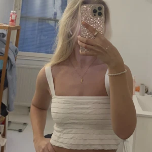 Stickad topp zara - Stickad volangtopp från zara i strl S! Vit med glittriga detaljer! 💕går inte att få tag på längre🌙 jag är 171 cm lång! Inga fläckar elr nopprar!