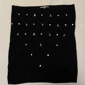 Vintage stickad topp  - En stickad topp som är vintage 💕 går oxlså att ha som en stickad kjol! Fina detaljer & sticks inte! Inga defekter 🥰 står ingen storlek men motsvarar en storlek M! För stor för mig