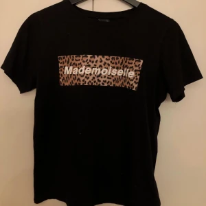 T-shirt med leopardtryck - T-shirt från Gina Tricot med leopardtryck, strl. S. 