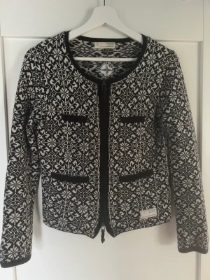 Svart Odd Molly Stl 1 - Säljer en kofta från Odd Molly i Stl 1 vilket motsvarar S. Använd men väldigt fint skick. 