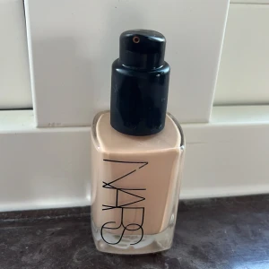 NARS SHEER GLOW MEDIUM 1.2 - Endast testad. Säljes med pump som kostar extra. Färgen är Patagonia, medium 1.2. Beskrivs som medium med neutrala undertoner. För mörk för mig därav säljer jag den, men fantastisk foundation! Nypris: 550 + pump 85