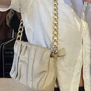 Stilren väska - Stilren väska som passar till det mesta! Bra storlek som får plats med alla sina nödvändigheter. Nypris 599kr