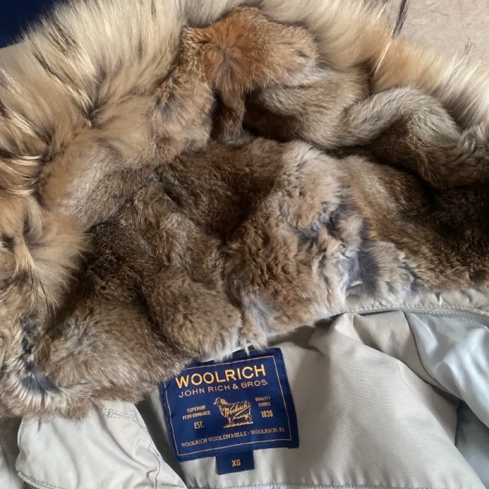 Jacka från woolrich köpt för ca 9000 kr säljer den för 2000 köpt på Sturegallerian i Stockholm. Äkta päls och jackan är i gott skick! Det är en xs men passar en s som mig! Super fin jacka . Takit.