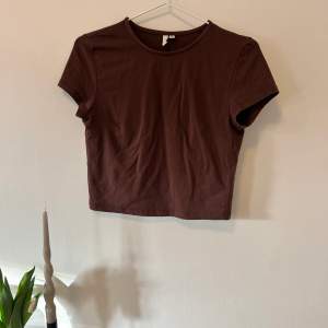En brun croppad t-shirt från Nelly.com Använd några gånger. Är i storlek S. Köparen står för frakten 