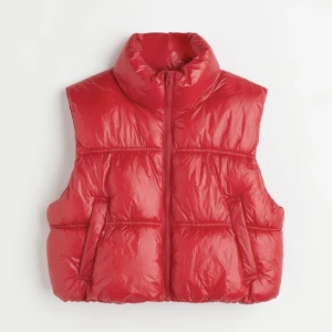 Röd väst ifrån H&M - Säljer nu min sjukt snygga croppade röda väst ifrån H&M då den tyvärr inte riktigt är min stil längre🥰Den är använd 2ggr och är precis som ny, bara att skriva om ni har några frågor🥰orginalpris: 199kr🥰