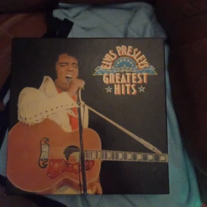 Album med Elvis Presley Greatest Hits . - Album med Elvis Presley Greatest Hits LP skivor vinyl 33 och ligger i sin kartong .Inget slitage finnes som nyskick .hämtas i Skene alt skickas o köpare betalar frakten o Swishbetalning tillämpas alt kontant betalning .