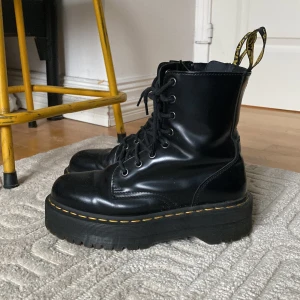 Dr Martens - Dr martens platform. Använda men välskött, stl 39
