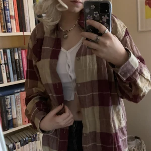 Rutig Skjorta - Fett stor o mysig o snygg skjorta, rutig u beige och vinröd/roströd