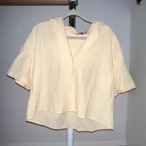 svinsnygg kortärmad skjorta från NAKD som säljs billigt. säljs inte heller längre vad jag vet. 🫶🏼🥸färgen är lite pastelligt aprikos/laxfärgad (lite mer varm färg än bilden visar) skönt material. i bra skick och sparsamt använd.