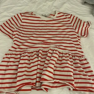 Volang tröja   - Säljer denna jätte fina tröja från zara, köpt för ett år sen men jättebra skick 😊