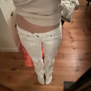 Low Waist jeans LEE white - Vita jeans som är lågmidjade (straight/flarid) ifrån lee nypris 899kr❤️❤️😻 -/skriv privat för fler bilder samt mått behöver nästa dem om det är flera som är intresserade\- puss på er alla ❤️🐈❤️‍🩹