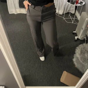 Madlady kostymbyxor - Grå kostymbyxor från madlady i storlek S. Använda få gånger, ny pris 599kr.