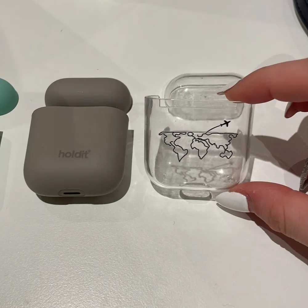 Säljer mina fina AirPods skal som skyddar super bra. Har köpt nya AirPods så har ingen användning för de.  BLÅTT: 20kr HOLDIT GRÅTT/BRUN: 60kr GENOMSKINLIGT: 30kr Alla passar gen 1&2. Accessoarer.