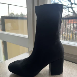 Nya stövletter från XIT str 37 - Stövletter från din sko, märket XIT  storlek 37  Oanvända Dem sitter som strumpor, tajt runt foten och vristen 