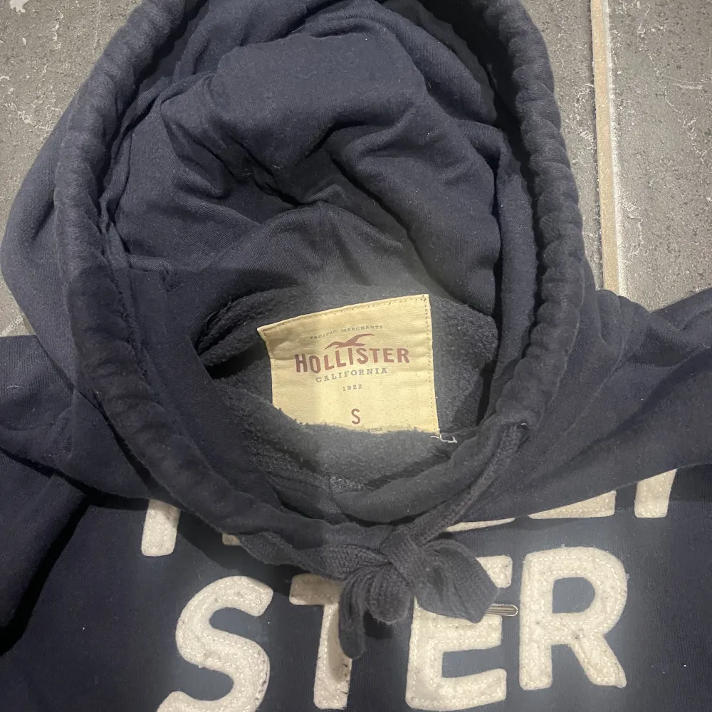 En fin tröja från Hollister i storlek S. Mycket skönt och fin. Ett bra skick. . Hoodies.