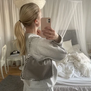 Grå väska  - Jättesöt väska som tyvärr inte kommer till användning. Är använd fåtal gånger och är därmed i nyskick 💛Nypris 450kr 