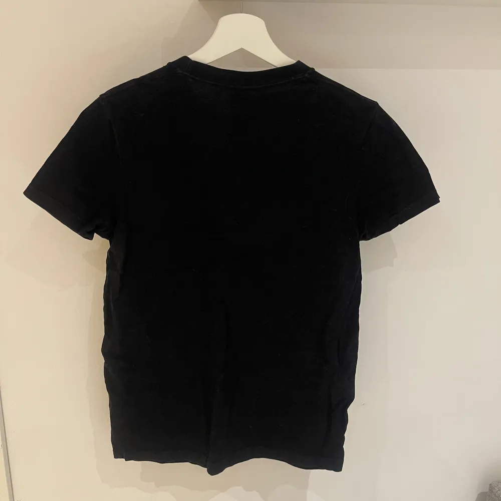 Hollister T-shirt som har använts få gånger men gillar den inte längre men fin annars. Färgen är svart och storleken är S. Nypris: 250kr.. T-shirts.