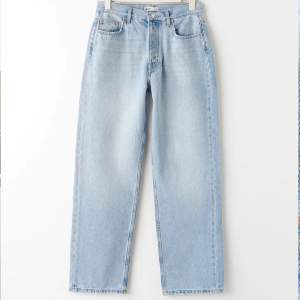 Säljer ett par sjukt snygga jeans som sitter baggy. Använt dom 1 gång 😚 Köpte dom i sommras när jag var i Danmark, har alltså bara använts 1 gång sen dess 😙