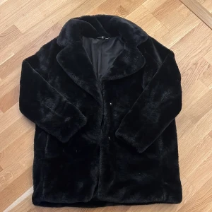 jacka  - Fuskpäls vinter jacka i fin använd skick 