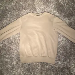 Detta är skön beige sweatshirt ifrån hm. Den är i storlek XS men passar även för dem i S. Denna är i ny skick och knappt använd💗