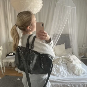 Väska  - Jättefin väska som tyvärr inte kommer till användning.  Perfekt storlek. Säljs till högst bud.  Kan mötas upp i Örebro eller frakta (köparen står för fraktkostnaden) 💛
