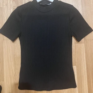 Tröja  - NA-KD  T-shirt  Använd få gånger 