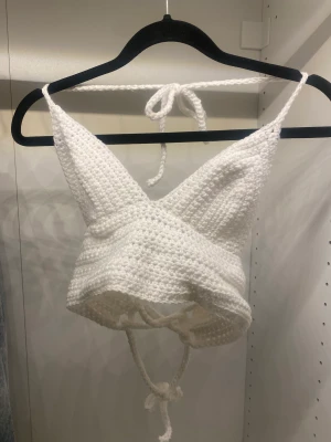 Virkad topp  - Säljer en vit egen virkad topp ( inte gjort av mig ) jättefin på och väldigt skön. 🥰  Den går att justera bak och är baserad på bh kupa.
