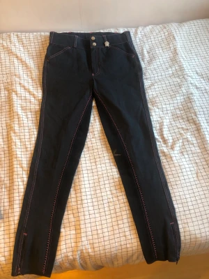 Mörkblå ridbyxor  - Helt oanvända ridbyxor i toppskick!💞  ⚠️ Tryck ej på köp nu⚠️  Om många är intresserade blir de budgivning!💞 Skriv för mer info och bilder!💞