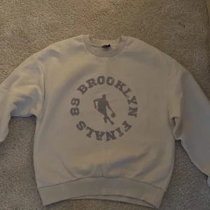sweatshirt 💜 - säljer denna fina och mysiga sweatshirt från ginatticot 💖 köpte den för nåt år sen men är i fint skick !💘 den är i stl XXS, men passar mig och jag har S. kontakta mig för intresse eller fler bilder 💗