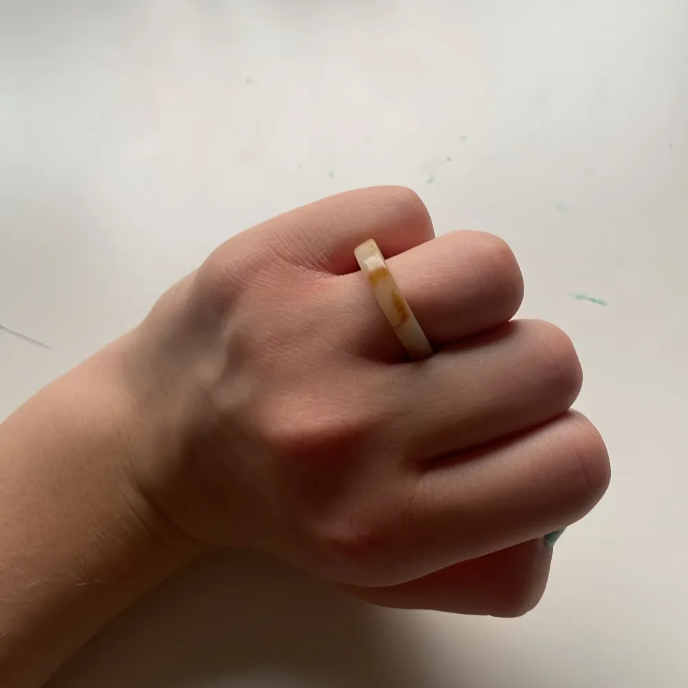 En fin beige ring, lite stor på mig dock. Jag köpte den för några dagar sen på Ur&Penn i ett storpack med andra ringar. Denna var inte för mig dock. Kostar 15kr i butik men jag tar 7kr + 3kr frakt 😊. Accessoarer.