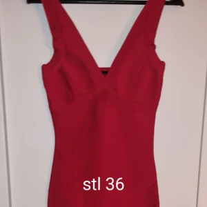 Vacker röd klänning - En väldigt fin klänning i figurformat, knappt använd