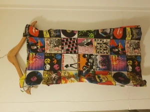 Miss sixty fest klänning  - Skit cool Miss sixty klänning med massa coola detaljer. Klänningen är kort och tajt storlek xs säljer för att den inte kommer till andvändning 