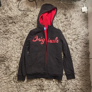 Adidas kofta  - Cute adidas kofta som är en liten xxs/xs! Köpare står för frakten annars möts jag upp i Sthlm 