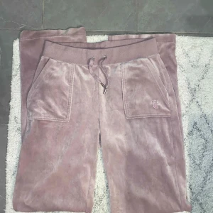 Rosa juicycouture byxor - Säljer dessa då jag inte använder inte dessa. Använda ett par gånger och är i fint skick. 💕 Storlek S men passar Xs-M