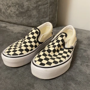 Checkerd plattform Vans  - Checkerboard Classic slip-om platform shoes från Vans, storlek 38,5. Innermått 24,5cm. Använda Max 3 gånger, säljer då de inte riktigt passade. Nypris 899kr