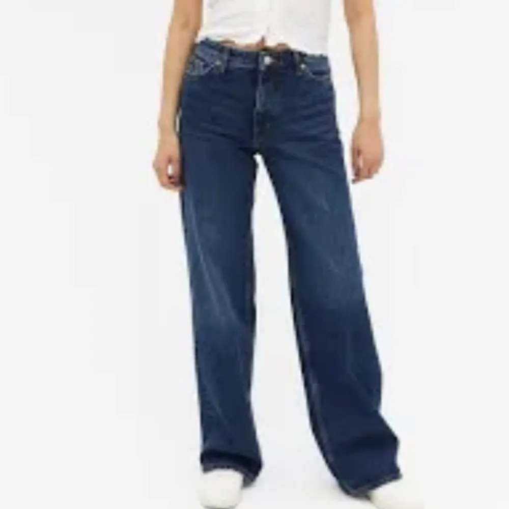 Pris kan alltid diskuteras det är 260kr+66kr frakt💓 Ett par mörkblåa raka monki jeans andvända 3 gånger då dom blivigt för små dom är midwaist skulle jag säga  Köpta för 400kr. Jeans & Byxor.