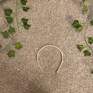 Diadem med vita pärlor - Jag säljer detta diademet för 5kr jag har köpt det på gekås Ullared för 20kr. Nästan aldrig använt, det är inget fel på diademet❤️👍🏻