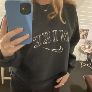 Vintage nike sweatshirt  - Supersnygg vintage Nike sweatshirt, mörkblå färg i bra skick och så skön. 500 eller buda