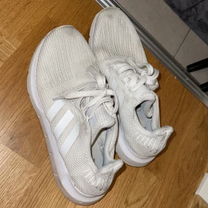 Adidas skor - Adidas skor använda i gott skick  Storlek 38,5
