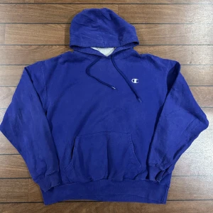 Vintage Champion Hoodie - Snygg vintage Hoodie i storlek XL men sitter som en L! Bara att skriva om du undrar över något🙏
