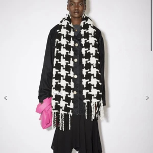 Halsduk från Acne Studios. Ny!  - En otrolig halsduk från Acne Studios, i 90% alpaca + 10% nylon. Hundtandsmönstrad och fantastiskt mjuk å varm. Får tyvärr erkänna att det var ett impulsköp som inte använts. Vilket den förtjänar! Inköpt i december och använd 3ggr. Nyskick. Ordpris 2600kr 