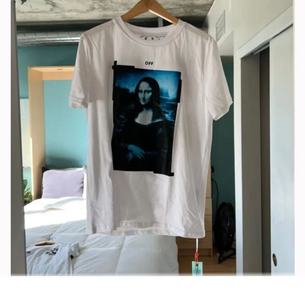 Hej jag säljer min Off White Mona Lisa Tee där den inte passar mig längre. Storleken är S men men passar även M. Använd ett fåtal gånger. Först till kvarn !. T-shirts.