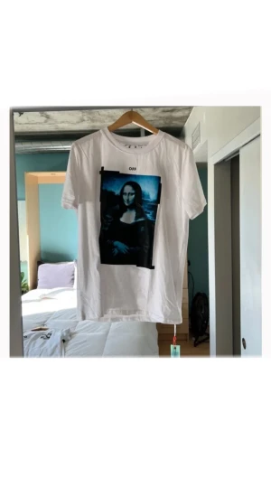 Off White Mona Lisa Tee - Hej jag säljer min Off White Mona Lisa Tee där den inte passar mig längre. Storleken är S men men passar även M. Använd ett fåtal gånger. Först till kvarn !