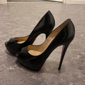 Louboutin - Christian loubotin skor har använt de knappt 2 gånger storlek 39.