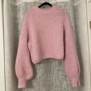 Rosa stickad tröja - Säljer min rosa stickade tröja ifrån zara. Den är sjukt mjuk och skön. Har knappt använt den så den är i fint skick! Frakt tillkommer på 66 kr! Vid köp av fler plagg behöver frakten endast betalas en gång (kan bli lite större dock då paketet väger mer)❤️