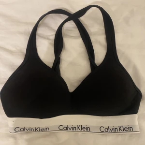 CK bh - Svart bh från Calvin Klein, storlek S, superbra skick. Knappt använd då den var för liten. Ordinarie pris är 400kr, säljer för 100kr. Köparen står även för frakten:)
