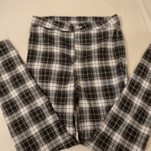 Rutiga byxor  - Byxor från hm. Aldrig använda, inget slitage. Står st 40 på lappen men väldigt små, passar 34/36. Kan skicka fler bilder vid förfrågan. 