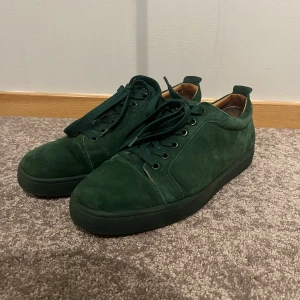 Christian Louboutin skor -  Gröna Christian Louboutin skor Cond 7/10, sparsamt använda bortsett från 2 små flaws (bild på dessa finns vid intresse) Storlek 43/44