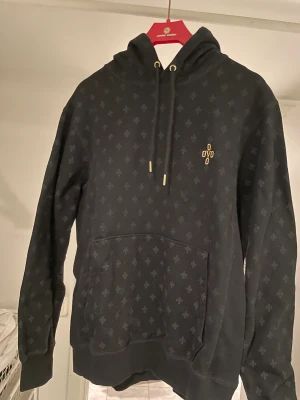 Set hoddie shorts  - Set med hoddie shorts. Fint sick.  (Ovo drake märke) shorts- 100kr  Hoddie- 200kr set- 250kr 