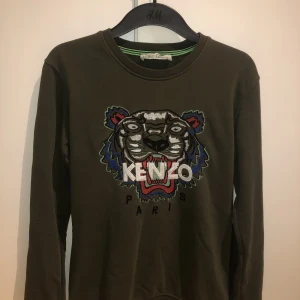 Kenzo tröja - Hej! Säljer min kenzo tröja i ett super skick. Den är alltså felfri, inga skador. Hör gärna av er😃